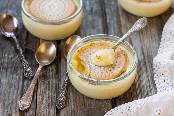 Custard puddings flavored with cinnamon and cookies — Stock Photo, Image