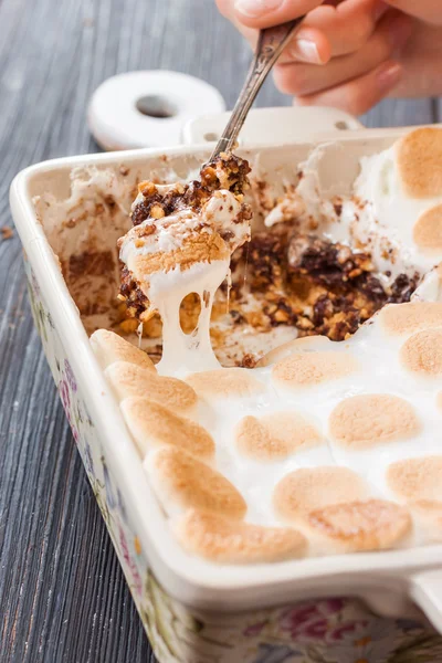 Bolo de chocolate com marshmallow. brownie com biscoitos, nozes e marshmallow — Fotografia de Stock