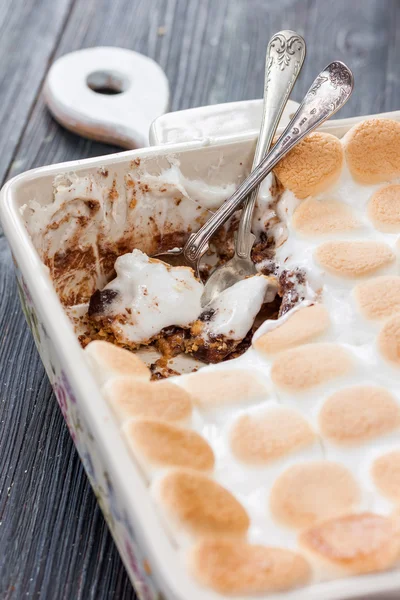 Bolo de chocolate com marshmallow. brownie com biscoitos, nozes e marshmallow — Fotografia de Stock