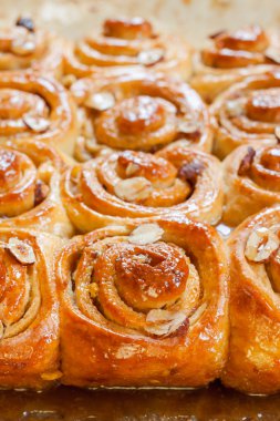 Tarçın ile fındık masanın üzerine alır. Taze Cinnabon şeklinde.