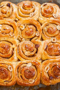 Tarçın ile fındık masanın üzerine alır. Taze Cinnabon şeklinde.
