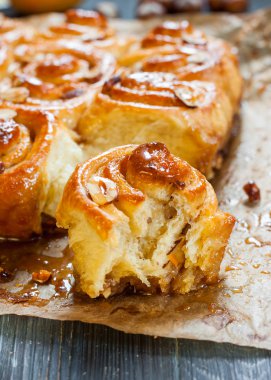 Tarçın ile fındık masanın üzerine alır. Taze Cinnabon şeklinde.