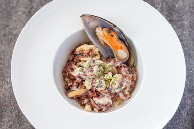 kremsi midye kırmızı pirinç ve peynir sos ile. mavi peynir ve kırmızı pirinç ile midye