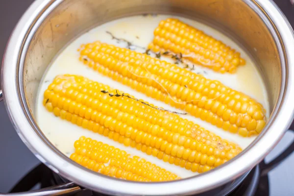 Maïs cuit dans du lait dans une casserole. casserole de maïs bouilli et de lait — Photo