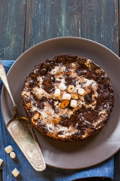 Csokoládé torta "Mississippi sár" Brownie fehérmályva és diófélék — Stock Fotó