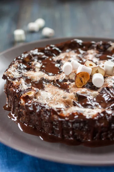 Chokladtårta "Mississippi Mud" Brownie med marshmallows och nötter — Stockfoto