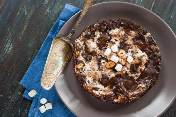 Κέικ σοκολάτας, Brownie «Λάσπη του Μισισιπή» με marshmallow και ξηρούς καρπούς — Φωτογραφία Αρχείου