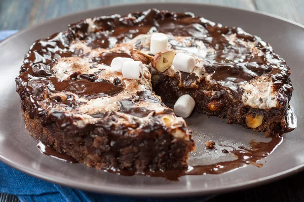 Chokladtårta "Mississippi Mud" Brownie med marshmallows och nötter — Stockfoto
