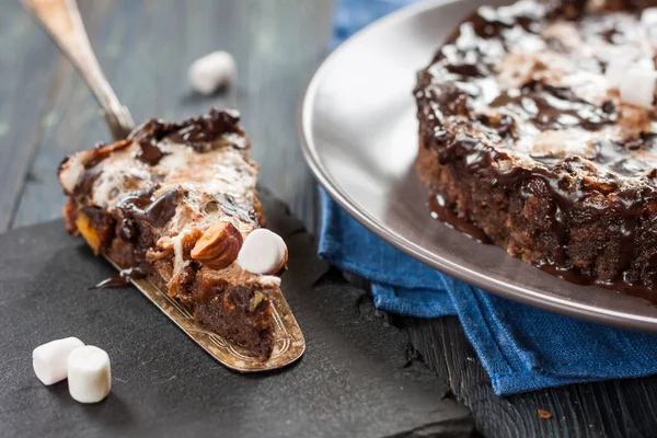 Chokladtårta "Mississippi Mud" Brownie med marshmallows och nötter — Stockfoto