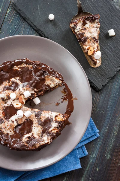 Csokoládé torta "Mississippi sár" Brownie fehérmályva és diófélék — Stock Fotó