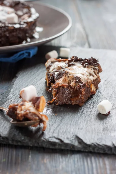 Kue coklat "Mississippi Mud" Brownie dengan marshmallow dan kacang — Stok Foto