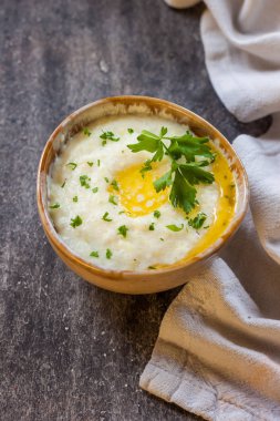 bitkisel yağ ve masanın üzerine maydanoz ile patates püresi