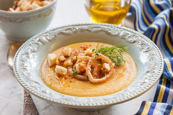 Sopa de crema con guisantes, aros de calamar y galletas saladas. Sopa de guisantes con anillos de calamar —  Fotos de Stock