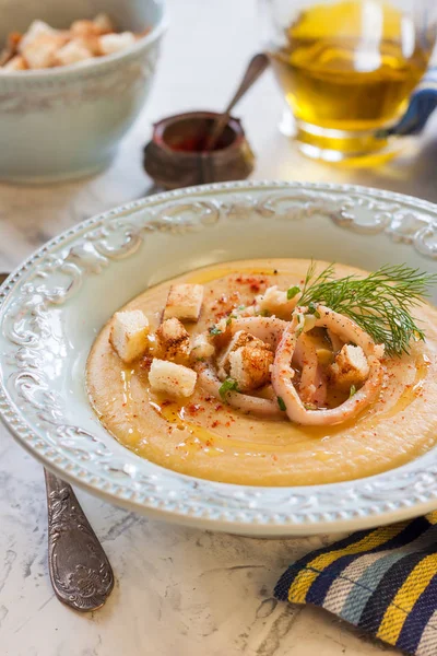 Sopa de crema con guisantes, aros de calamar y galletas saladas. Sopa de guisantes con anillos de calamar — Foto de Stock