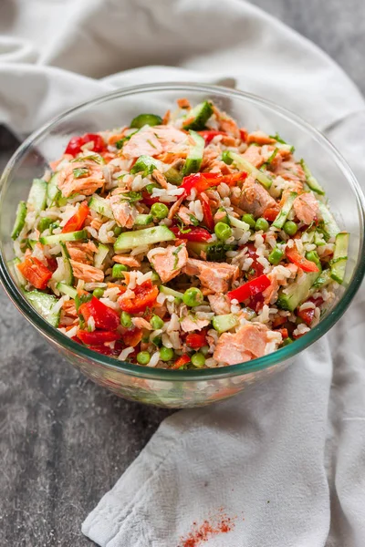 Рисовый салат с лососем, огурцами, горохом и весенним луком — стоковое фото