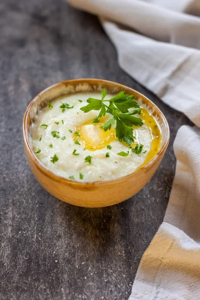 bitkisel yağ ve masanın üzerine maydanoz ile patates püresi