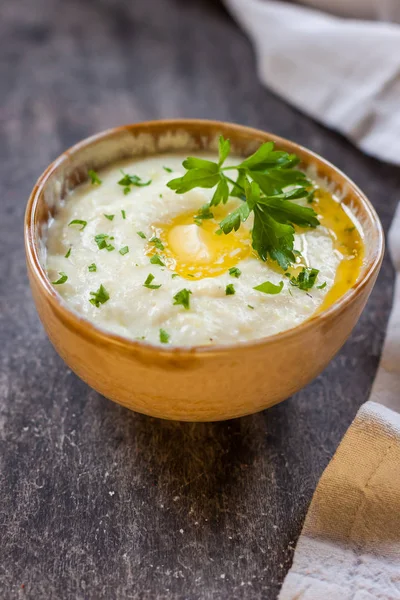 Puré de papas con aceite vegetal y perejil sobre la mesa —  Fotos de Stock