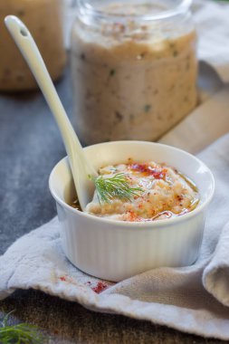 Humus, nohut daldırma, gri taş zemin üzerine baharat ile.
