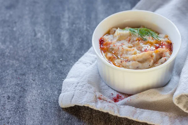 Hummus, salsa de garbanzos, con especias sobre fondo de piedra gris . — Foto de Stock