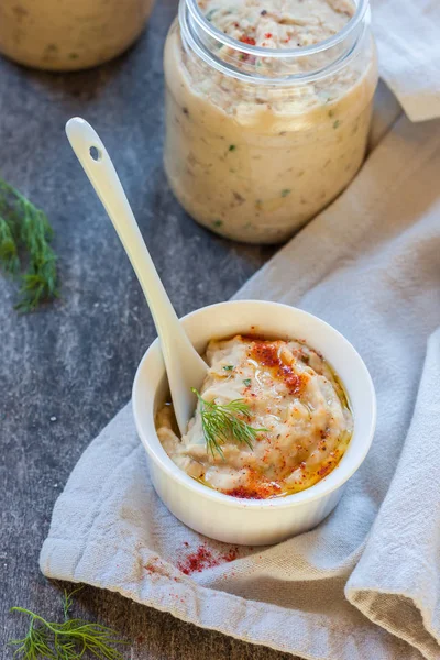 Hummus, salsa de garbanzos, con especias sobre fondo de piedra gris . — Foto de Stock