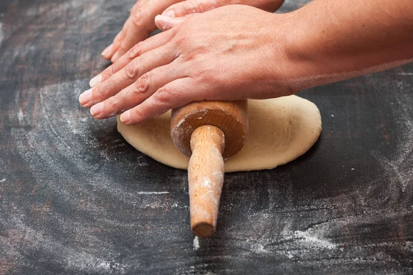 Askel askeleelta valmistelu leipää. Ranskalaista patonkia. Muodostetaan "Lohikäärmeen pyrstö " — kuvapankkivalokuva