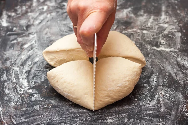 Preparação gradual de pão. Baguete francesa. Formando "Cauda do Dragão " — Fotografia de Stock