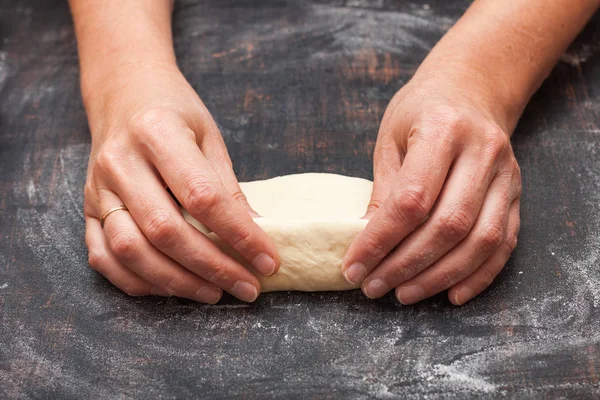 Schritt für Schritt Zubereitung von Brot. Französisches Baguette. "Schwanz des Drachen" bilden" — Stockfoto