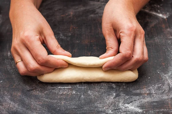 Preparación paso a paso del pan. Baguette francesa. Formación "Cola del Dragón " — Foto de Stock