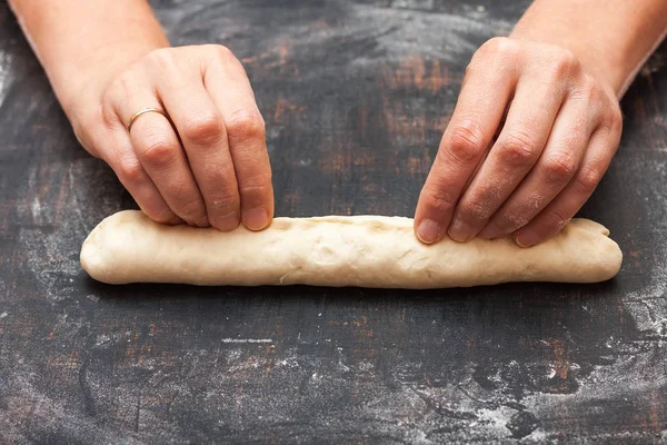 Préparation étape par étape du pain. Baguette française. Former "Queue du Dragon " — Photo