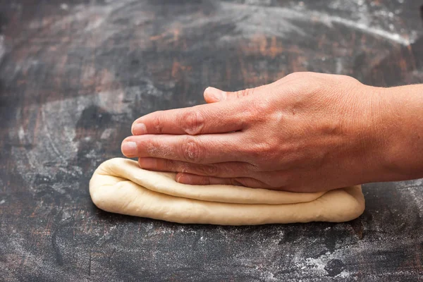 빵의 단계 준비 단계. 프랑스어 버 게 트 빵. "용의 꼬리를 형성" — 스톡 사진