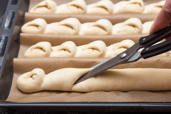 Krok za krokem přípravy chleba. Francouzská bageta. Tvoří "ocas draka" — Stock fotografie