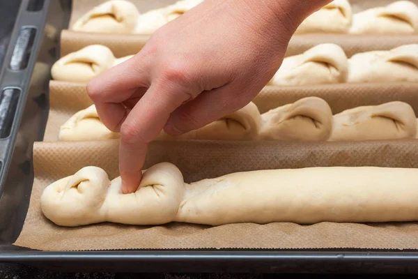 Preparação gradual de pão. Baguete francesa. Formando "Cauda do Dragão " — Fotografia de Stock