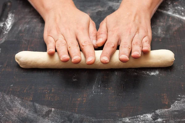 Preparação gradual de pão. Baguete francesa. Formando "Cauda do Dragão " — Fotografia de Stock