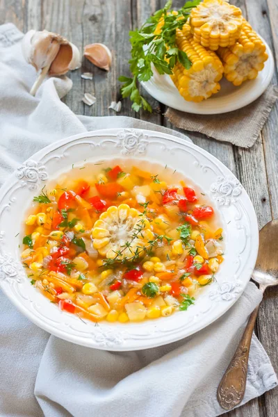 Кукурудзяний суп з овочами — стокове фото