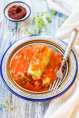  domates soslu lahana dolması