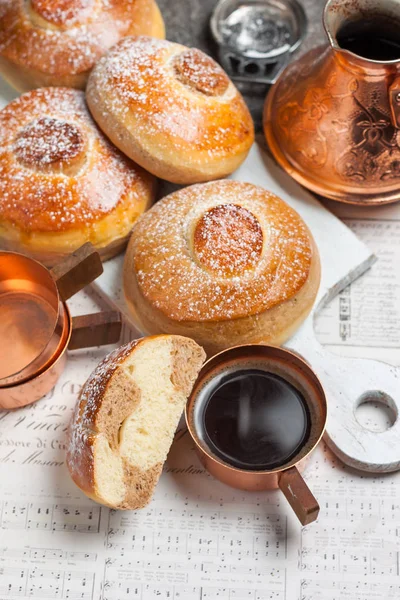 Semlor med choklad, kakao och kaffe. Frukost. Koppar Cezve med svart kaffe — Stockfoto