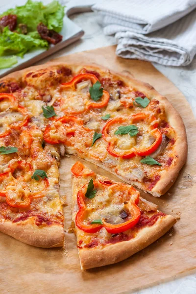 Піца з солодким червоним перцем, салямі, моцарелою та помідорами — стокове фото