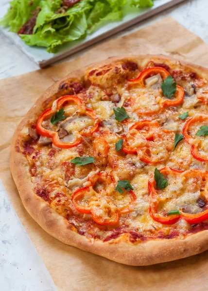 Піца з солодким червоним перцем, салямі, моцарелою та помідорами — стокове фото