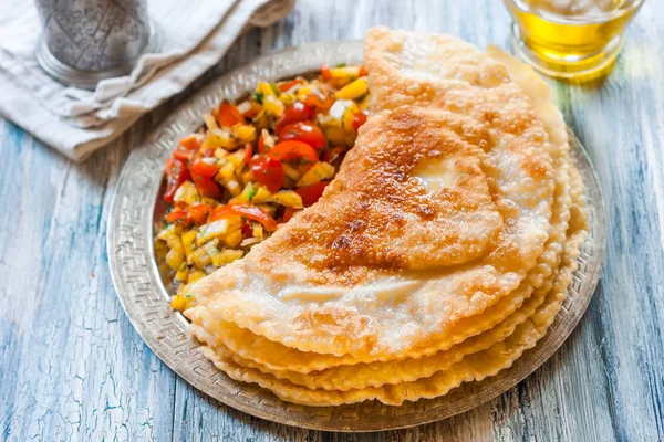 et, peynir ve sebze ile pasties