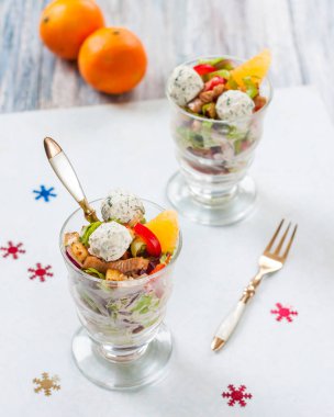 dolmalık biber, tavuk, kruton, mandalina ve yılbaşı tablo peynir topları ile salata