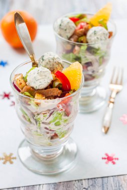 dolmalık biber, tavuk, kruton, mandalina ve yılbaşı tablo peynir topları ile salata