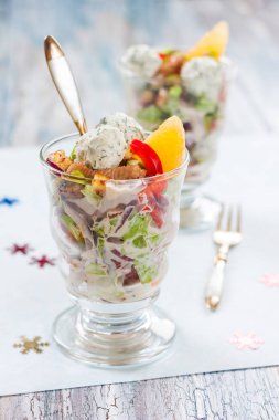 dolmalık biber, tavuk, kruton, mandalina ve yılbaşı tablo peynir topları ile salata