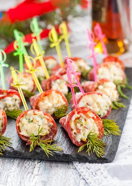 Aperitivos con salchicha ahumada y queso para buffet. Rollos de salchicha ahumada rellenos de queso —  Fotos de Stock