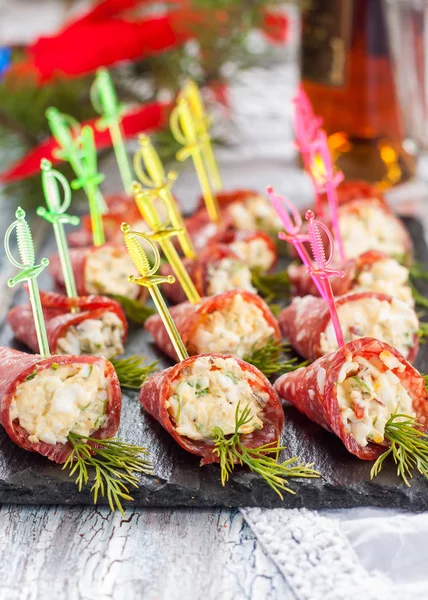 Aperitivos con salchicha ahumada y queso para buffet. Rollos de salchicha ahumada rellenos de queso —  Fotos de Stock