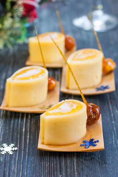 Cheese appetizer with honey, dried apricots and caramelized hazelnuts — Stock Photo, Image