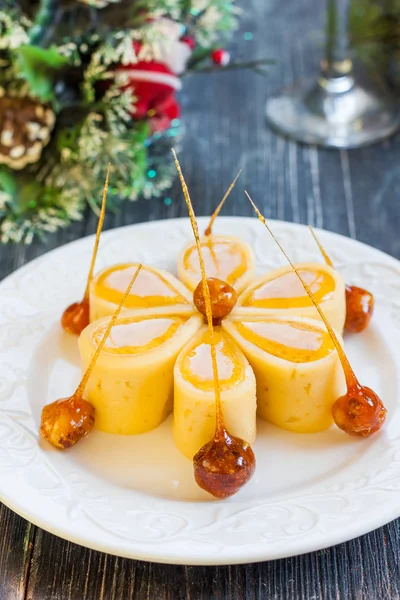 Käsevorspeise mit Honig, getrockneten Aprikosen und karamellisierten Haselnüssen — Stockfoto