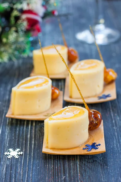 Сырная закуска с медом, сушеными абрикосами и карамельными орехами — стоковое фото