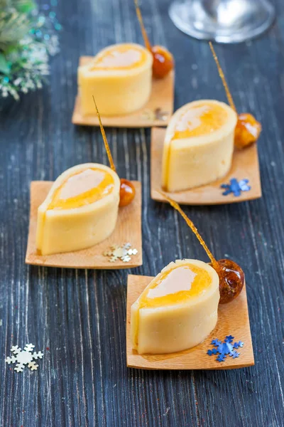 Cheese appetizer with honey, dried apricots and caramelized hazelnuts — Stock Photo, Image