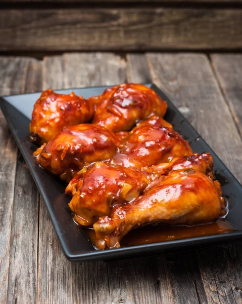 Baquetas de frango em um molho doce e azedo — Fotografia de Stock