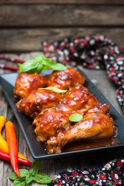 Baquetas de frango em um molho doce e azedo — Fotografia de Stock